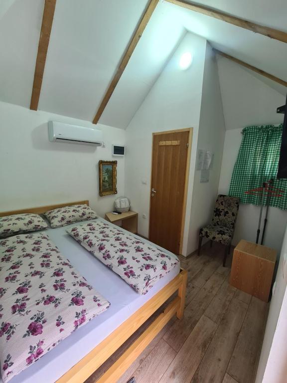 Postel nebo postele na pokoji v ubytování Konak Dobri Potok