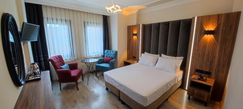 イスタンブールにあるスター ホテルのベッドと椅子付きのホテルルーム