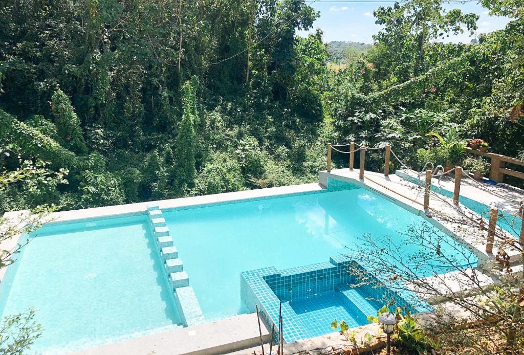uma vista sobre uma grande piscina azul em TGE Resort and Farmhouse 