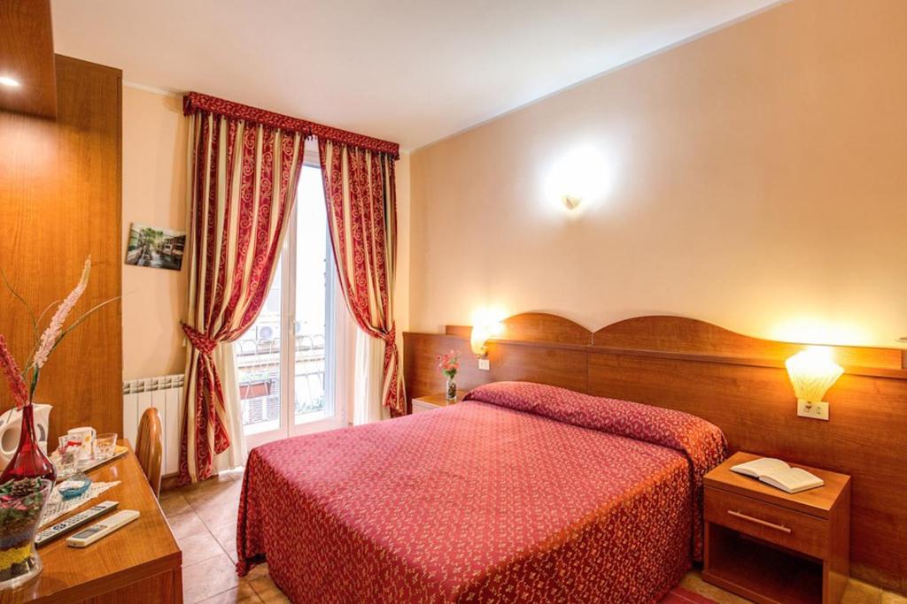 ローマにあるMillyhouseのベッドルーム1室(赤いベッド1台、窓付)