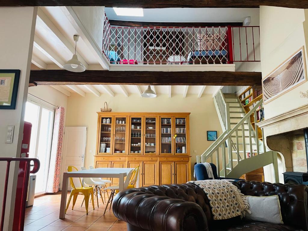 un salon avec un canapé et une table dans l'établissement Belle maison de ville en bord de Saône, à Saint-Laurent-sur-Saône