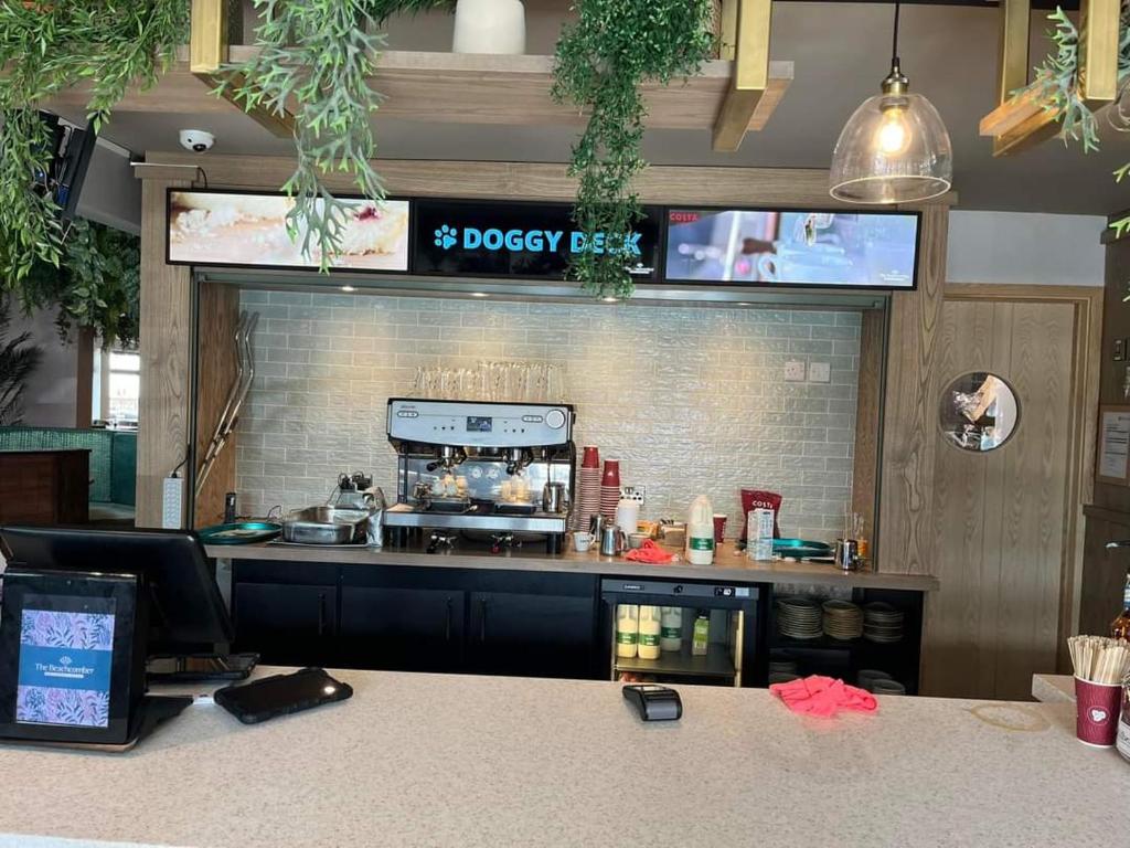 a fast food restaurant with a counter with a counter at STUNNING, PEACEFUL LODGE on edge of New Forest and 800m from sea ENTERTAINMENT and LEISURE PASSES INCLUDED in Milford on Sea