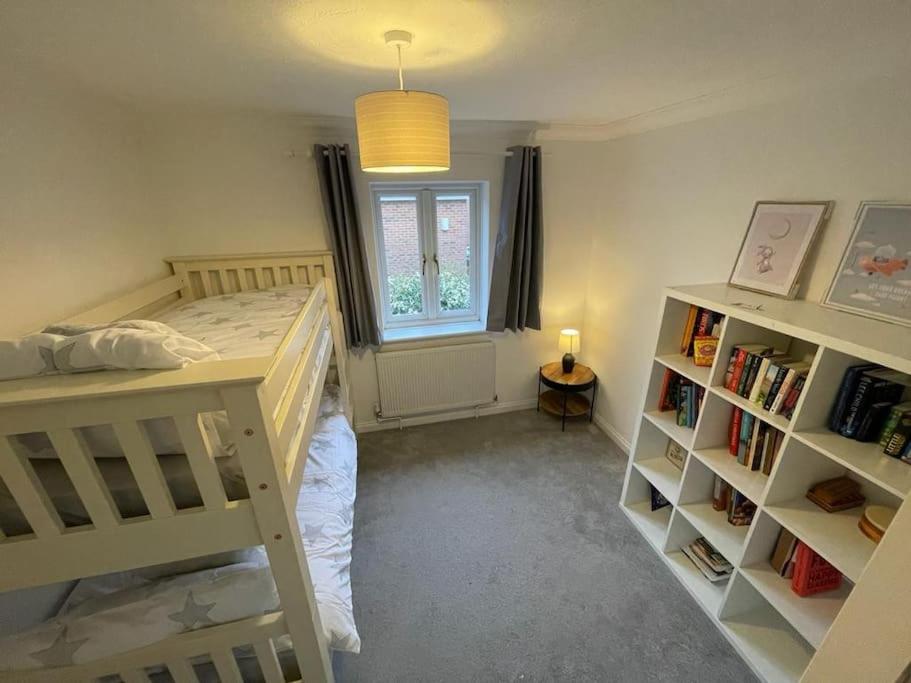 - une chambre avec des lits superposés et une fenêtre dans l'établissement St Dunstan's Hideaway, à Canterbury