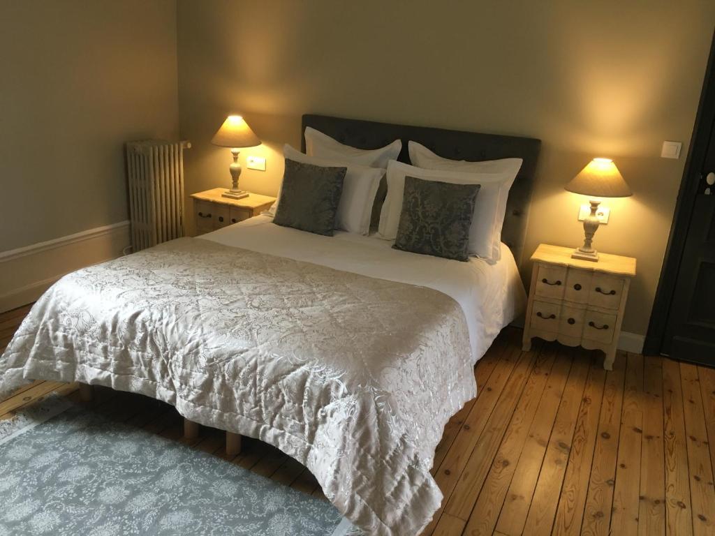 亞眠的住宿－Maison Ulysse，一间卧室配有一张带两盏灯的大型白色床。