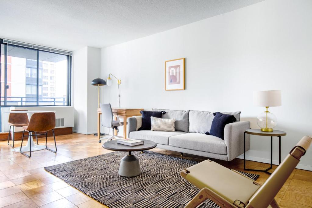 Apartment Murray Hill 1BR w Doorman Gym Pool River Views NYC590, New