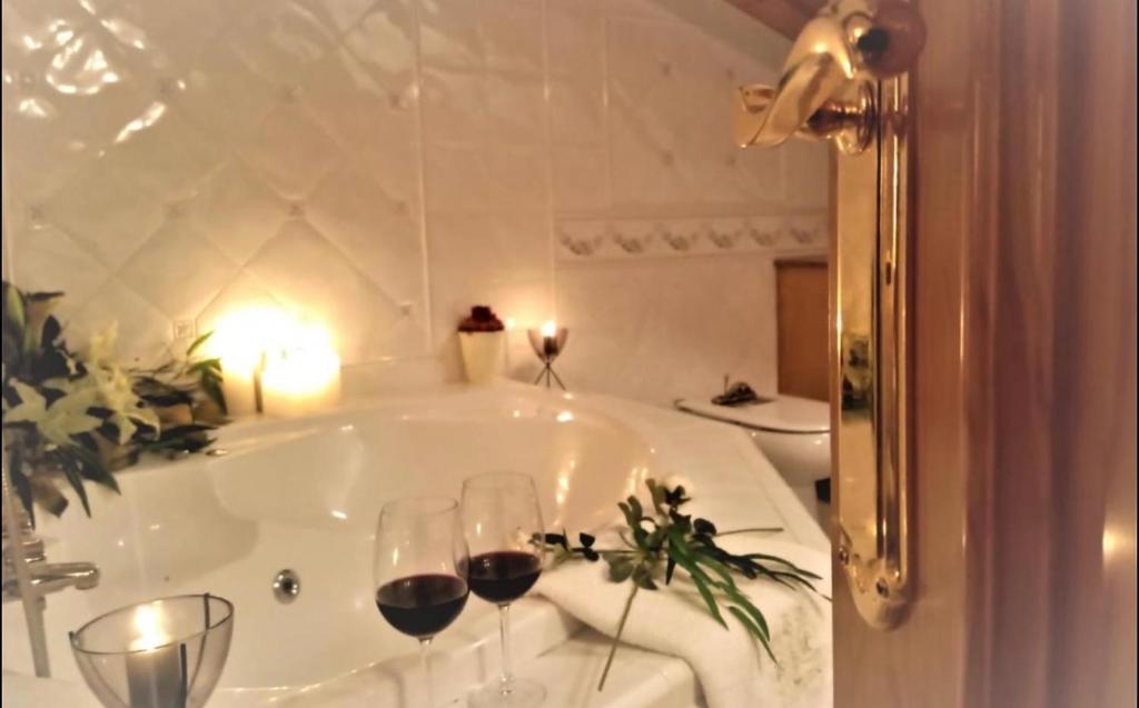 une baignoire avec deux verres de vin dans l'établissement CASA LOLI, à Castalla