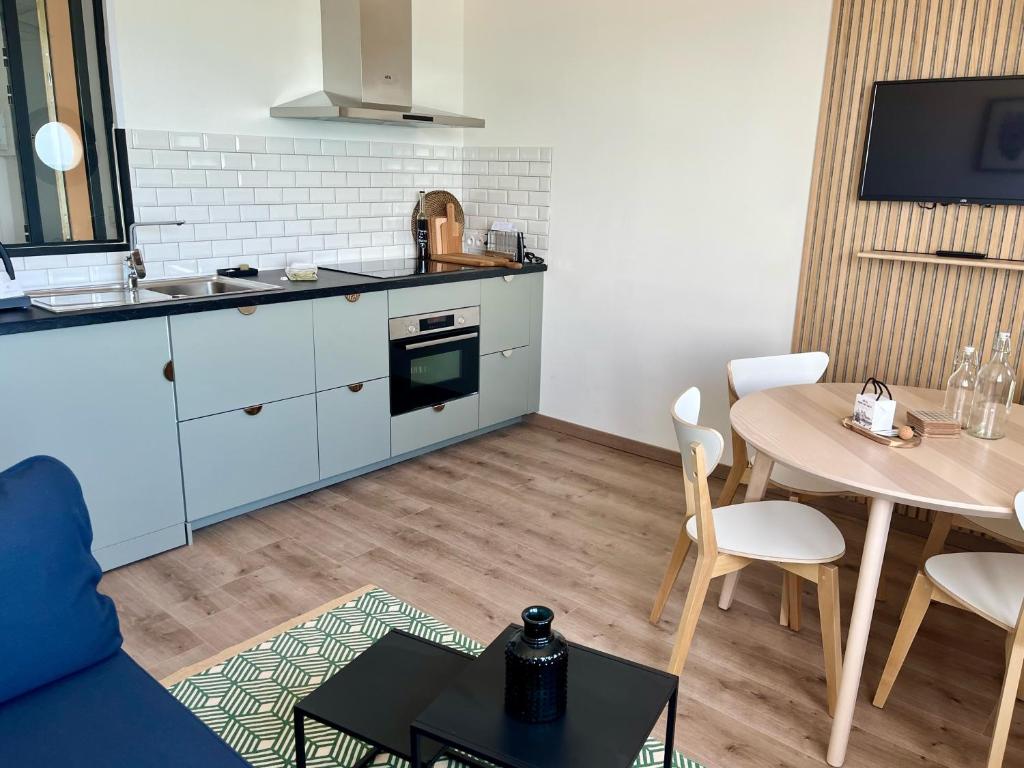 Kuchyňa alebo kuchynka v ubytovaní La Galonière Noire, appartement vue mer