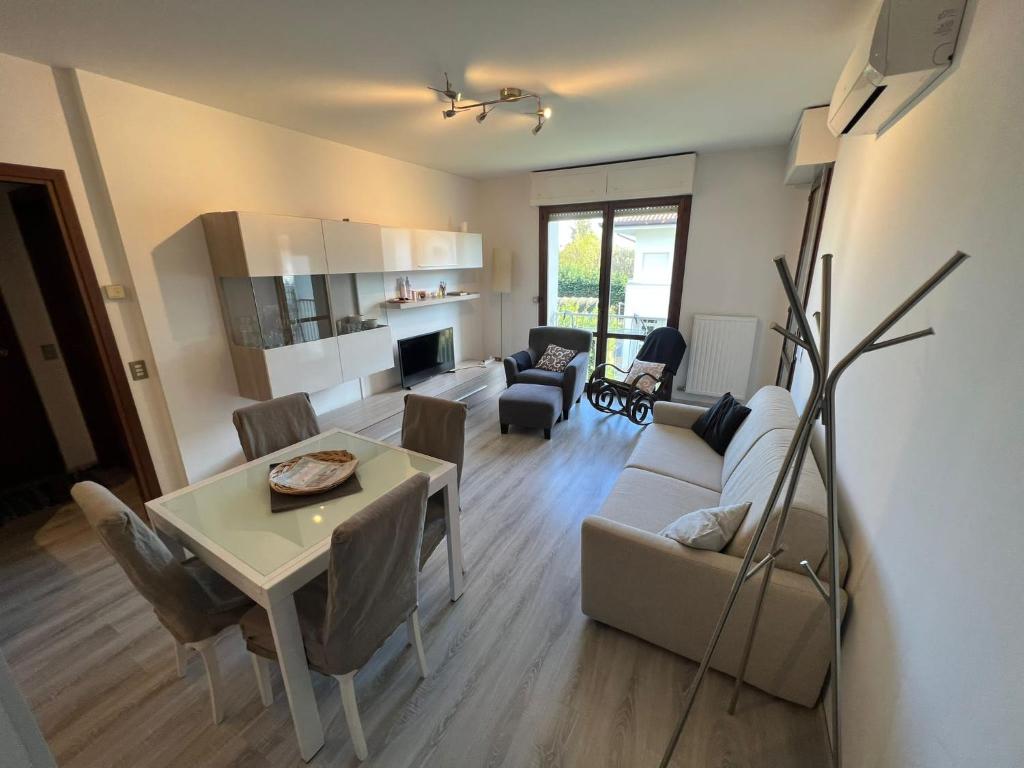 een woonkamer met een bank en een tafel bij Comfort e relax ad Abano Terme - Turen in Abano Terme