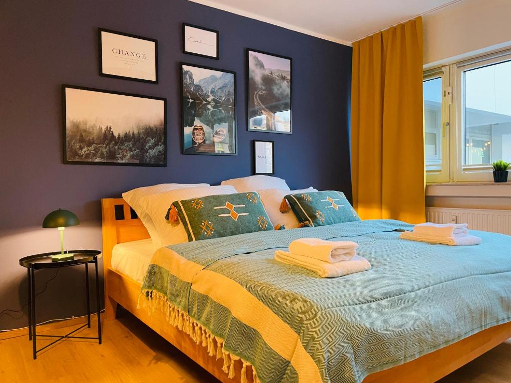 1 dormitorio con 1 cama con toallas en Klassen Stay - Gemütliches Apartment - nähe Deutsches Eck - 100m zum Rhein en Coblenza