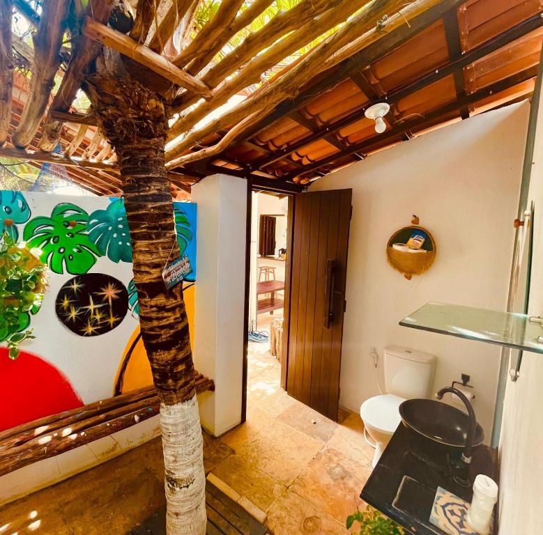een kamer met een palmboom in het midden bij Morada IKIGAI KiteHouse in Prea