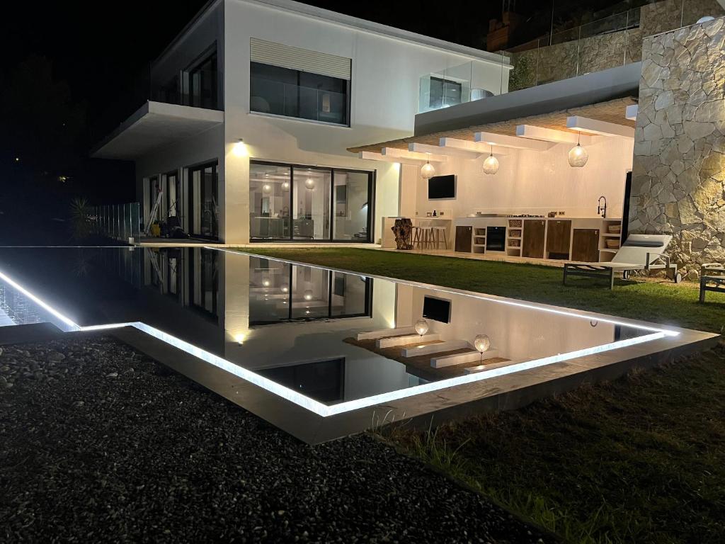 uma casa com piscina à noite em Villa Folie em Roquebrune-Cap-Martin