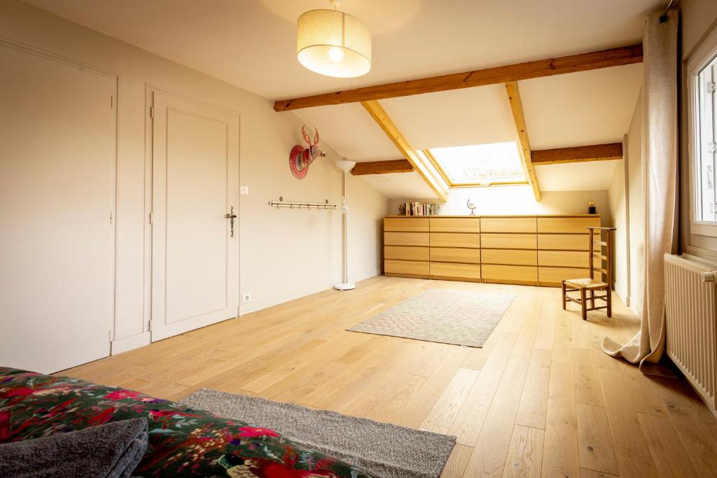 a large living room with wooden floors and a window at Maison 5 chambres #8pers #Stationnement gratuit in Cognac
