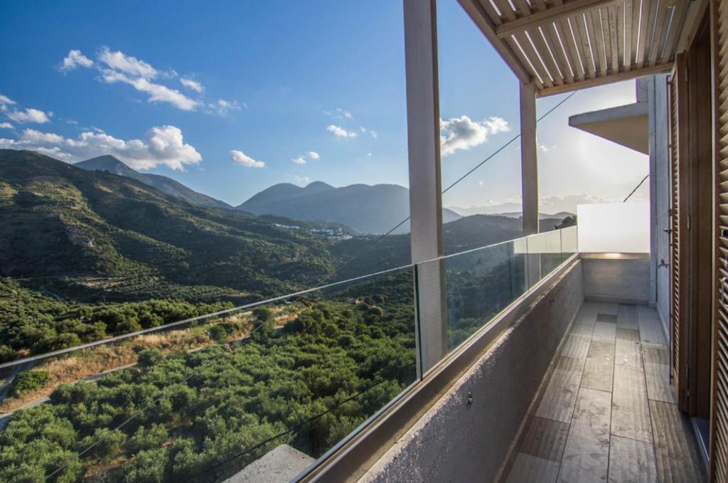 a balcony with a view of the mountains at The Mountain House in Tourlotí