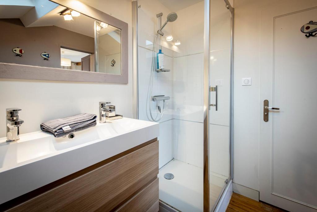 a bathroom with a sink and a shower at Maison 5 chambres #8pers #Stationnement gratuit in Cognac