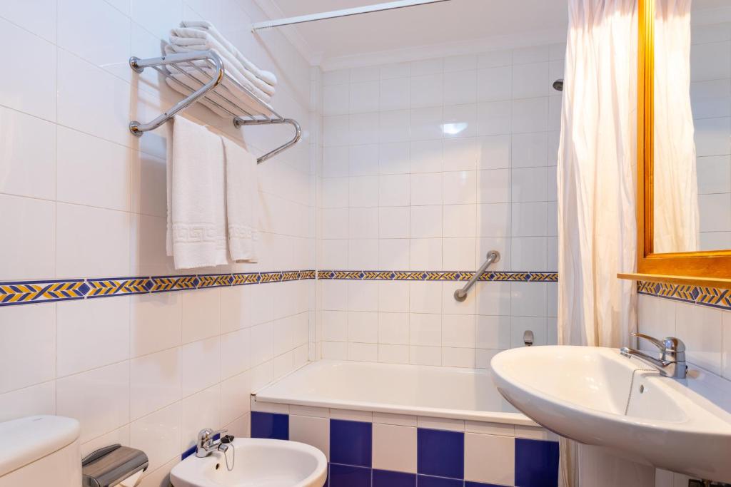 a bathroom with a tub and a sink and a toilet at Apartamentos Solset Nerja in Nerja