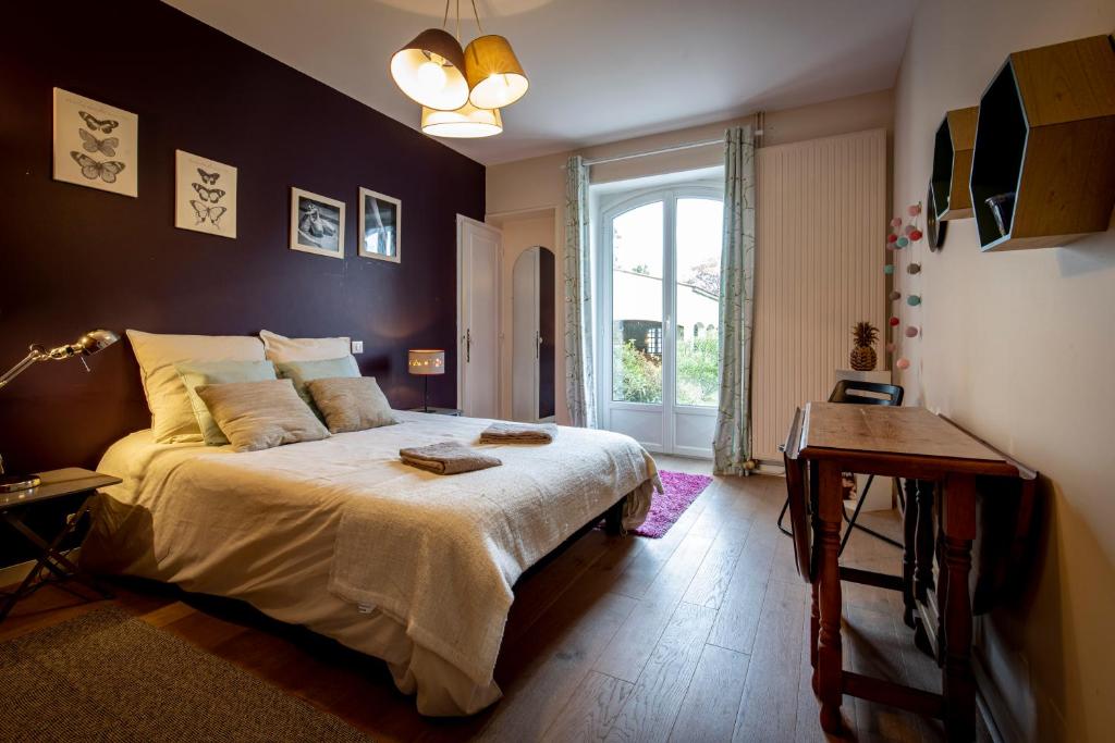 a bedroom with a large bed and a window at Maison 5 chambres #8pers #Stationnement gratuit in Cognac