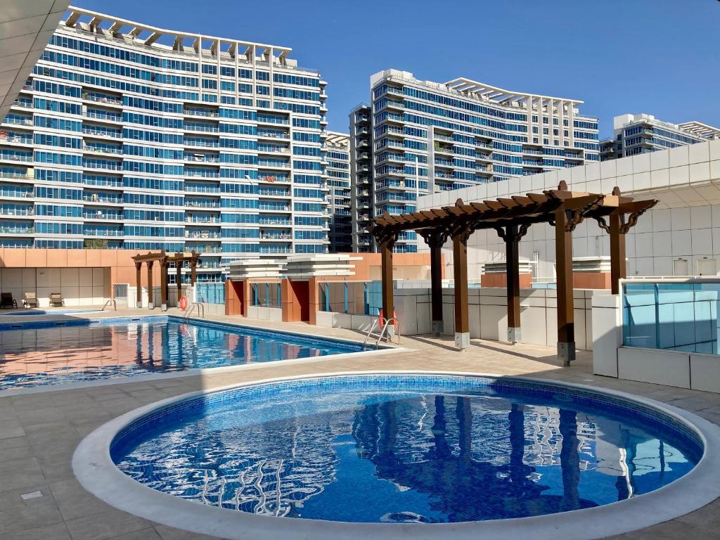 Fotografie z fotogalerie ubytování Spacious 1BHK Condo with Pool, Gym, Sauna, Hamaam and more v Dubaji