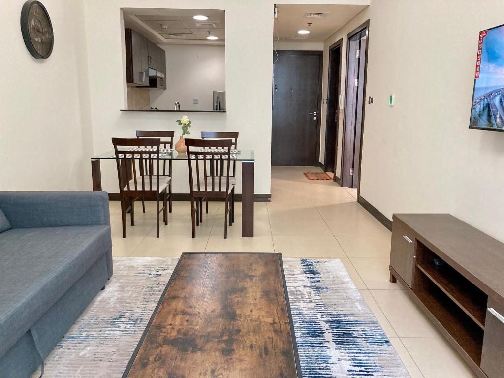 Fotografie z fotogalerie ubytování Spacious 1BHK Condo with Pool, Gym, Sauna, Hamaam and more v Dubaji