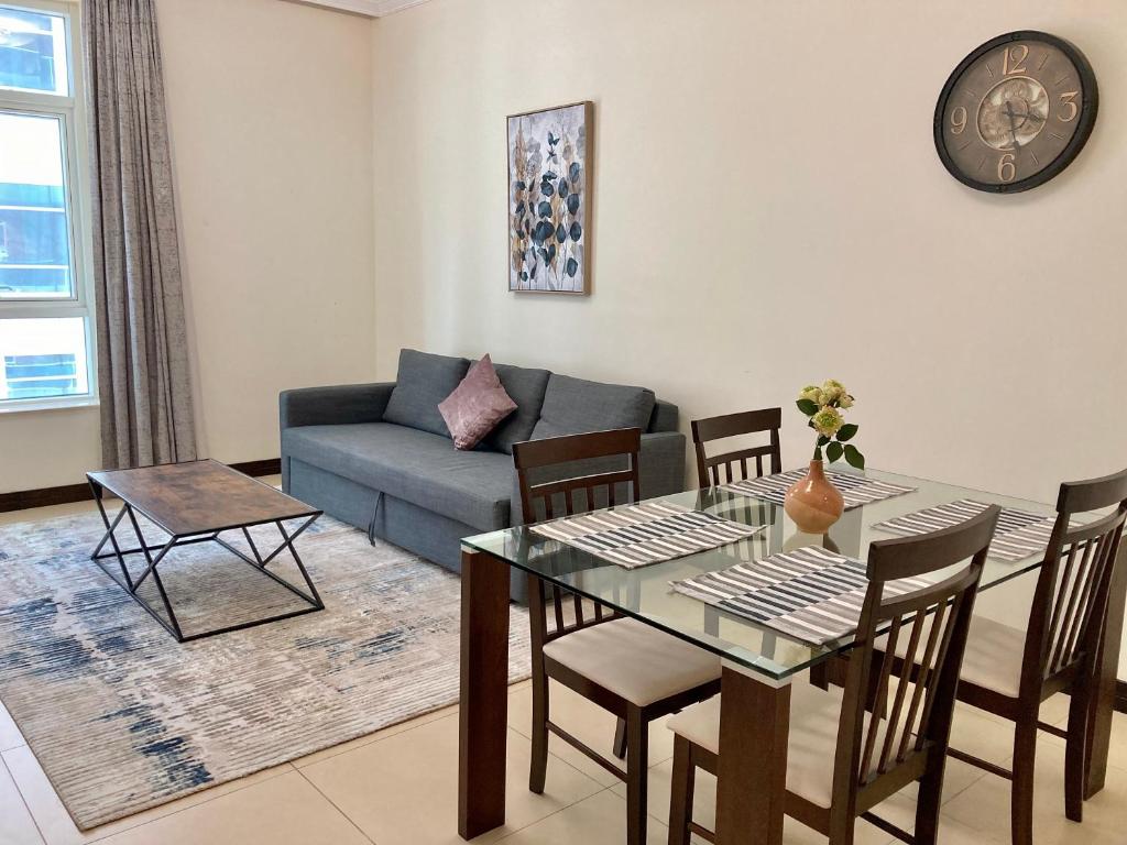 Fotografie z fotogalerie ubytování Spacious 1BHK Condo with Pool, Gym, Sauna, Hamaam and more v Dubaji