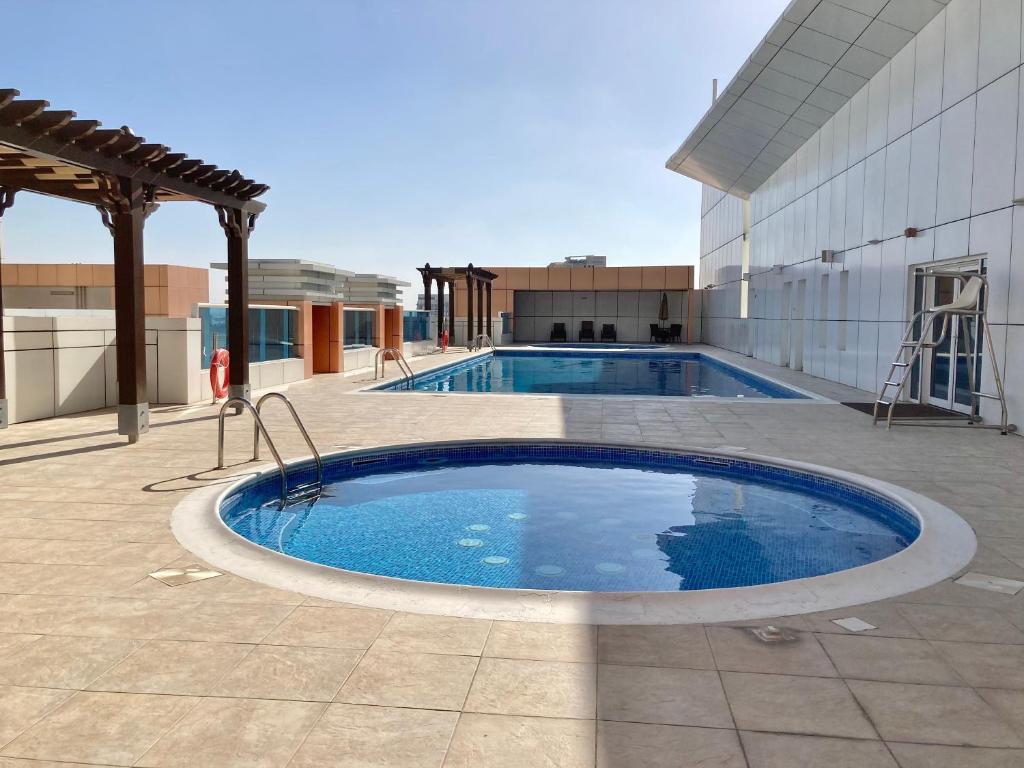 Fotografie z fotogalerie ubytování Spacious 1BHK Condo with Pool, Gym, Sauna, Hamaam and more v Dubaji
