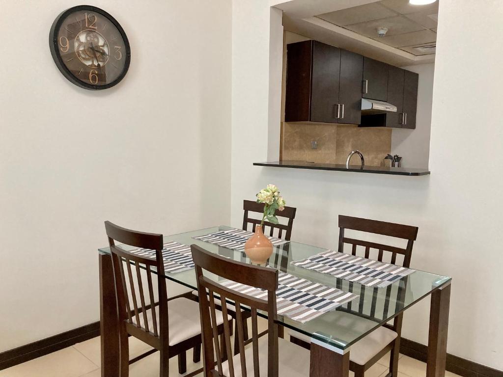 Fotografie z fotogalerie ubytování Spacious 1BHK Condo with Pool, Gym, Sauna, Hamaam and more v Dubaji