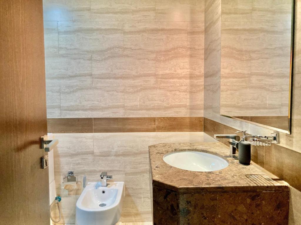 Fotografie z fotogalerie ubytování Spacious 1BHK Condo with Pool, Gym, Sauna, Hamaam and more v Dubaji