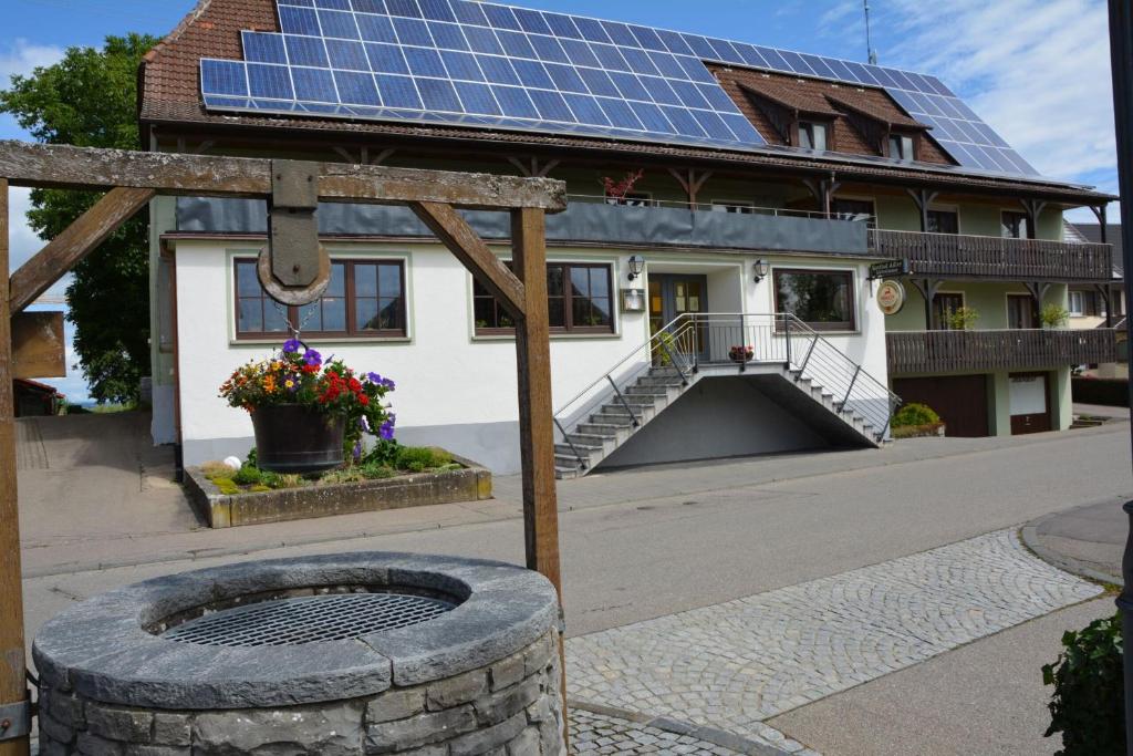 una casa con paneles solares en el techo en Pension Adler, en Owingen