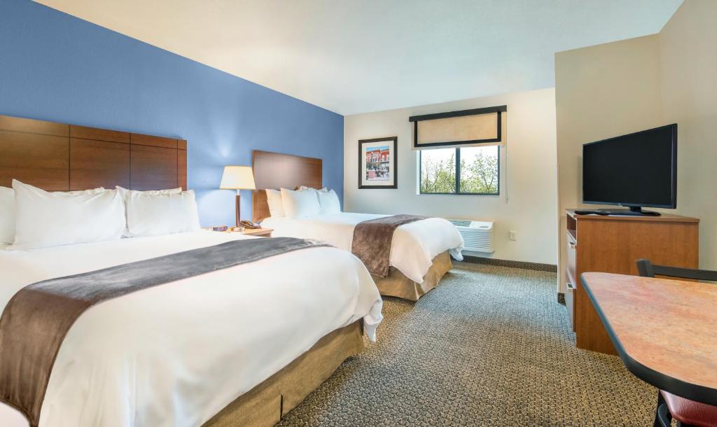 um quarto de hotel com duas camas e uma televisão de ecrã plano em My Place Hotel-Anchorage, AK em Anchorage