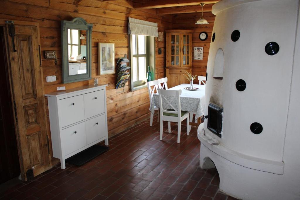 La salle de bains est pourvue d'un lavabo, d'une table et de toilettes. dans l'établissement Őrségi Mi Kis Házunk vendégház, à Szalafő