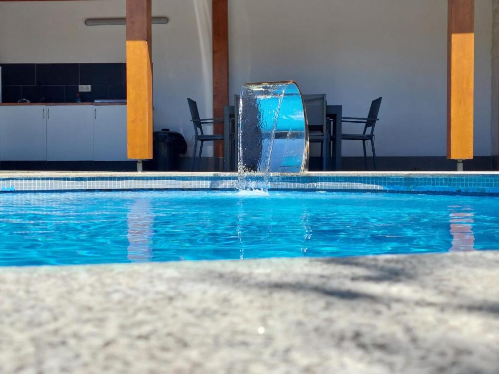 une fontaine dans la piscine dans l'établissement CASA CON PISCINA Y BARBACOA, à Freigido