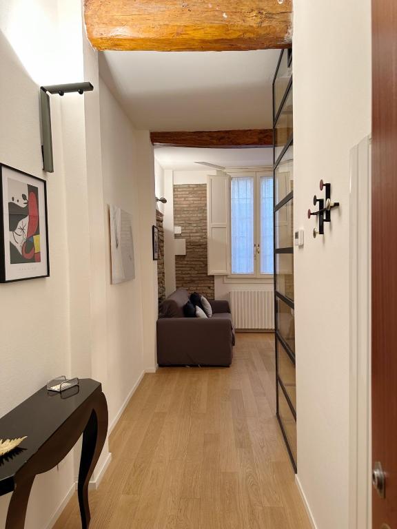 un soggiorno con divano e croce sul muro di Koro's Apartments a Bologna