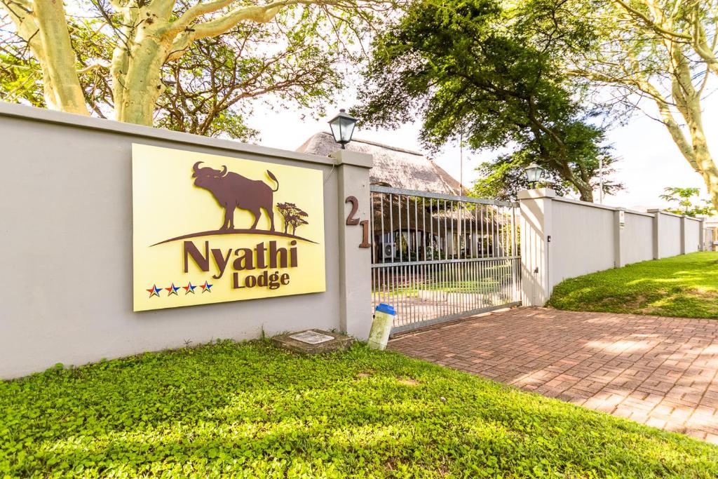 um sinal para um alojamento nishiuana numa vedação em Nyathi Lodge em Richards Bay