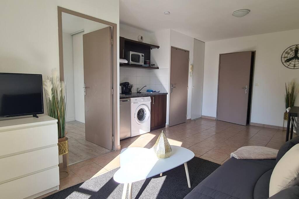Kuchnia lub aneks kuchenny w obiekcie C016 Appartement 10 MIN de Disneyland Paris