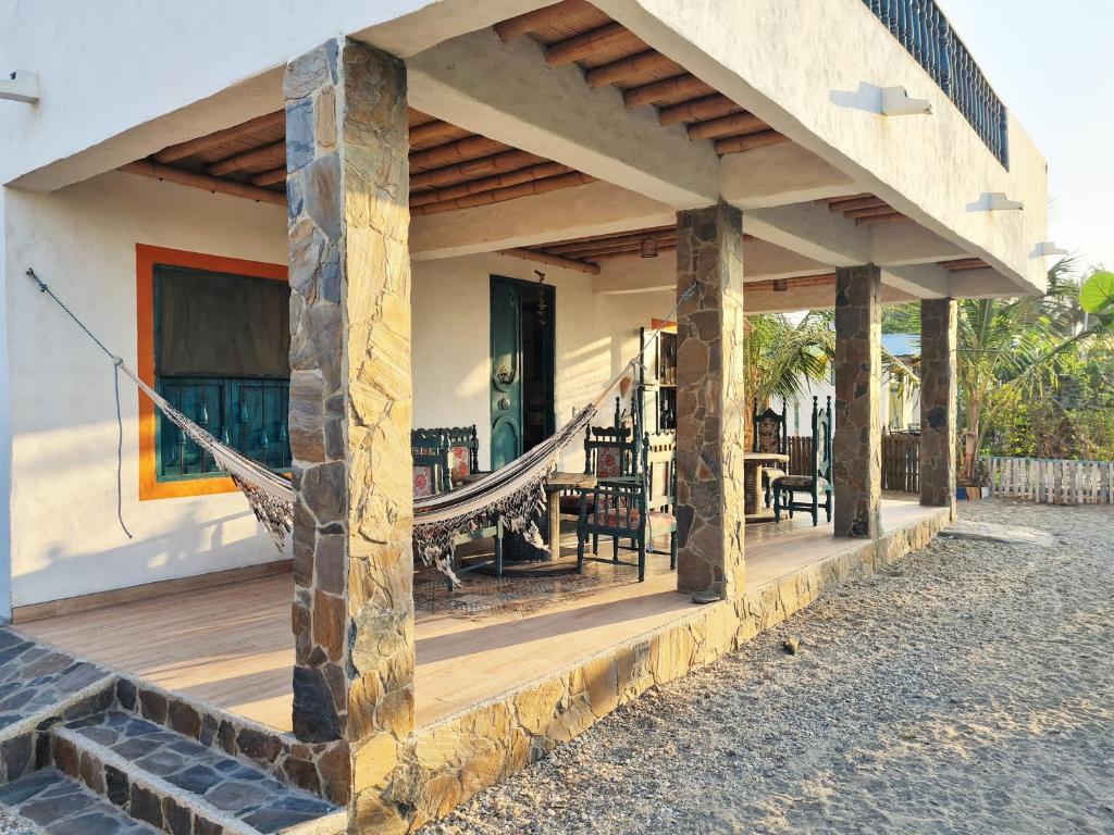 - une terrasse couverte avec hamac dans l'établissement Casa frente al mar Chevere Beach, à Puebloviejo