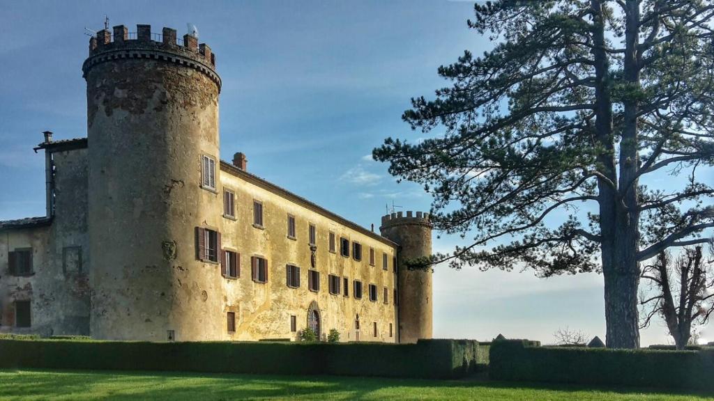 ルチニャーノにあるCalcioneの二塔一本の古城