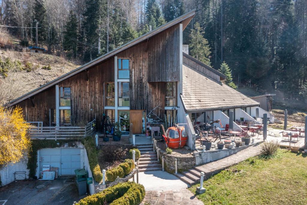 una casa con un fienile con una barca sopra di Gîte Le Jorat - Appartement A a Bogève