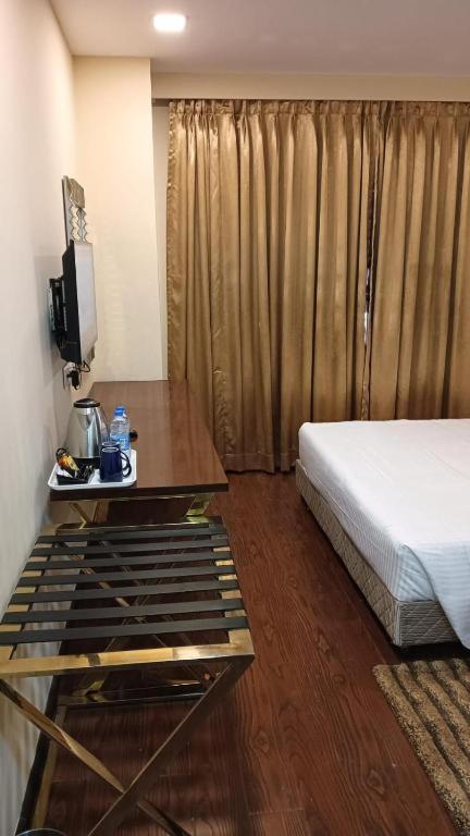 Postel nebo postele na pokoji v ubytování Layalee Grande Hotel Chennai