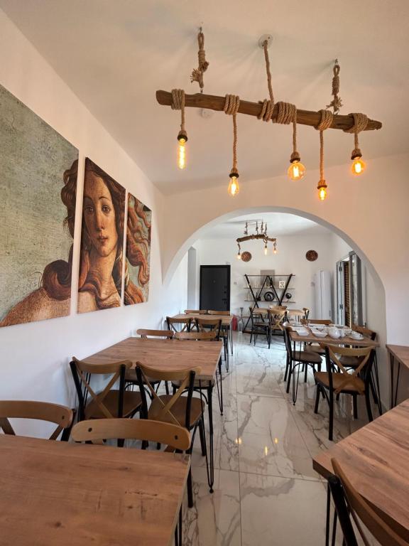 een eetkamer met houten tafels en stoelen bij Royal Goddess Guest House, Walled City in Famagusta