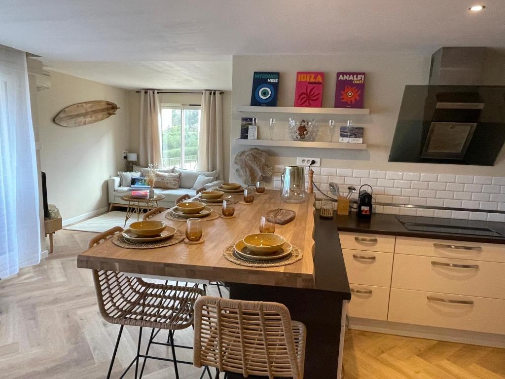 Η κουζίνα ή μικρή κουζίνα στο New Cosy Flat Saint Tropez
