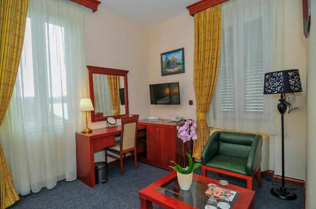 TV i/ili multimedijalni sistem u objektu Hotel Montenegrino