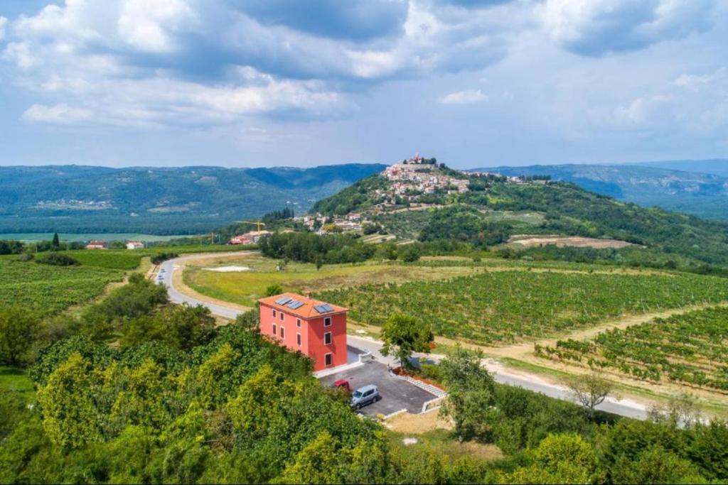 莫托文的住宿－Rooms Casa Rossa in Motovun central Istria，山丘的空中景色,上面有房子
