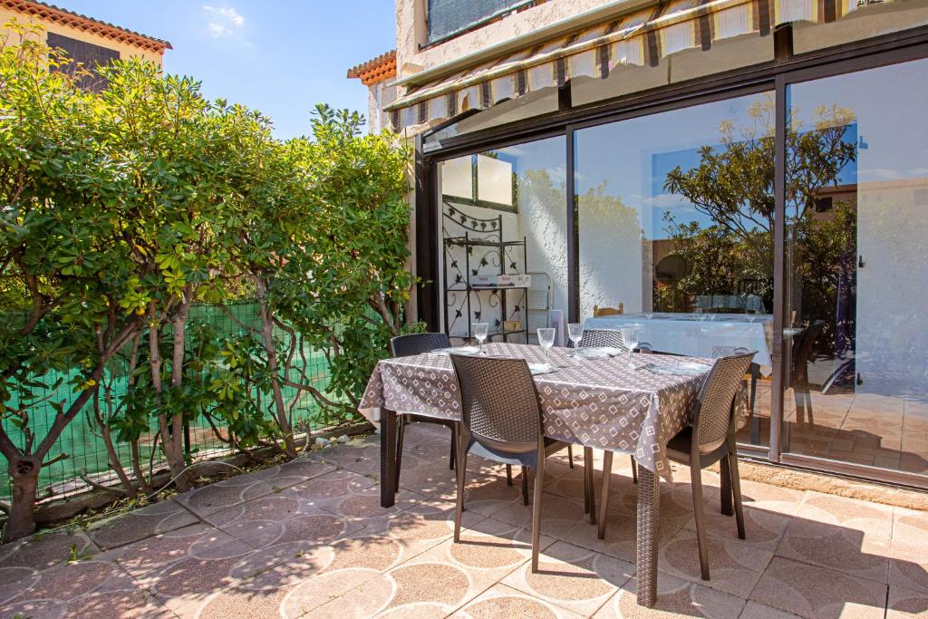 a table and chairs sitting on a patio at Les Tulipes in Carqueiranne