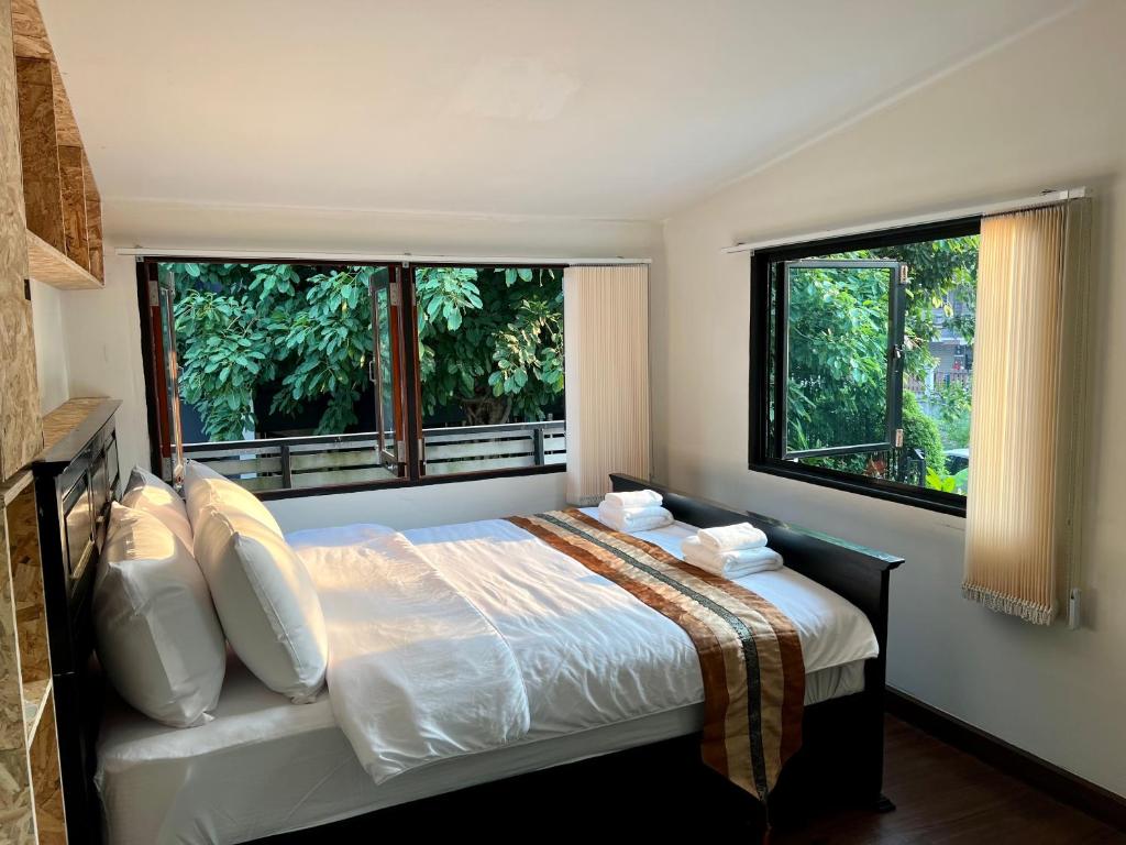 En eller flere senge i et værelse på @Home Hostel Wua Lai