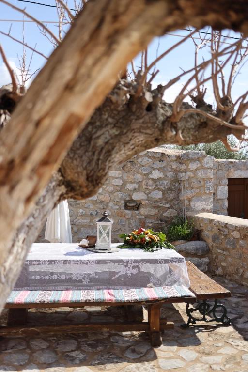 Patio alebo iná vonkajšia časť ubytovania Lithos Stone Suites