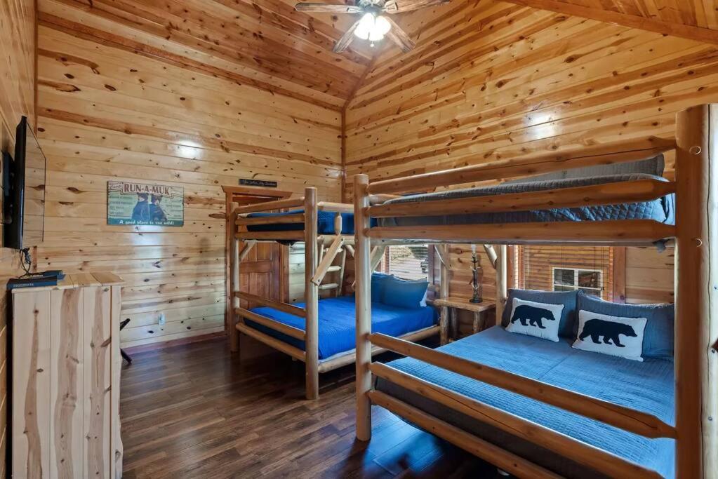 um quarto com 2 beliches num chalé de madeira em Heated Pool Hot Tub Game Room Mountain Views em Sevierville