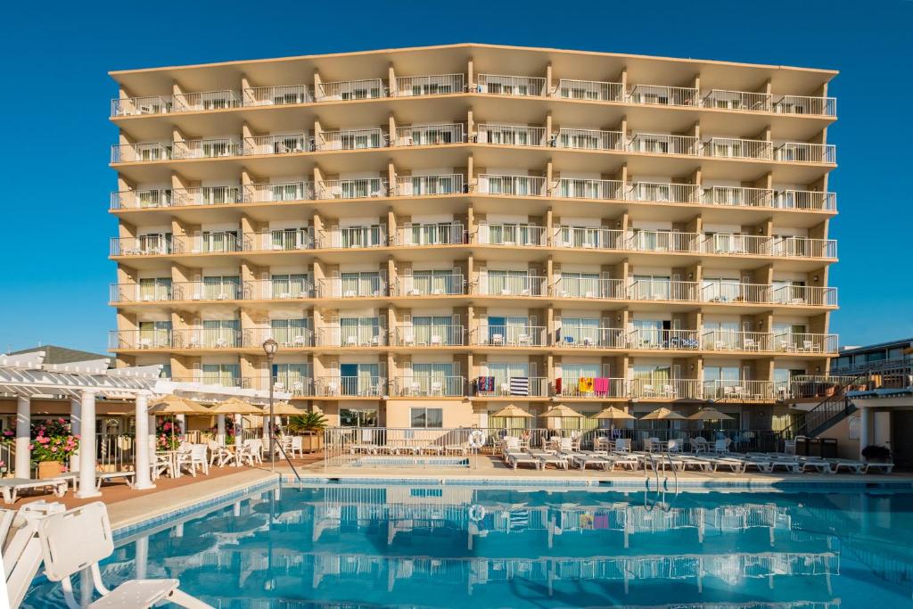 Bazén v ubytování Reges Oceanfront Resort nebo v jeho okolí