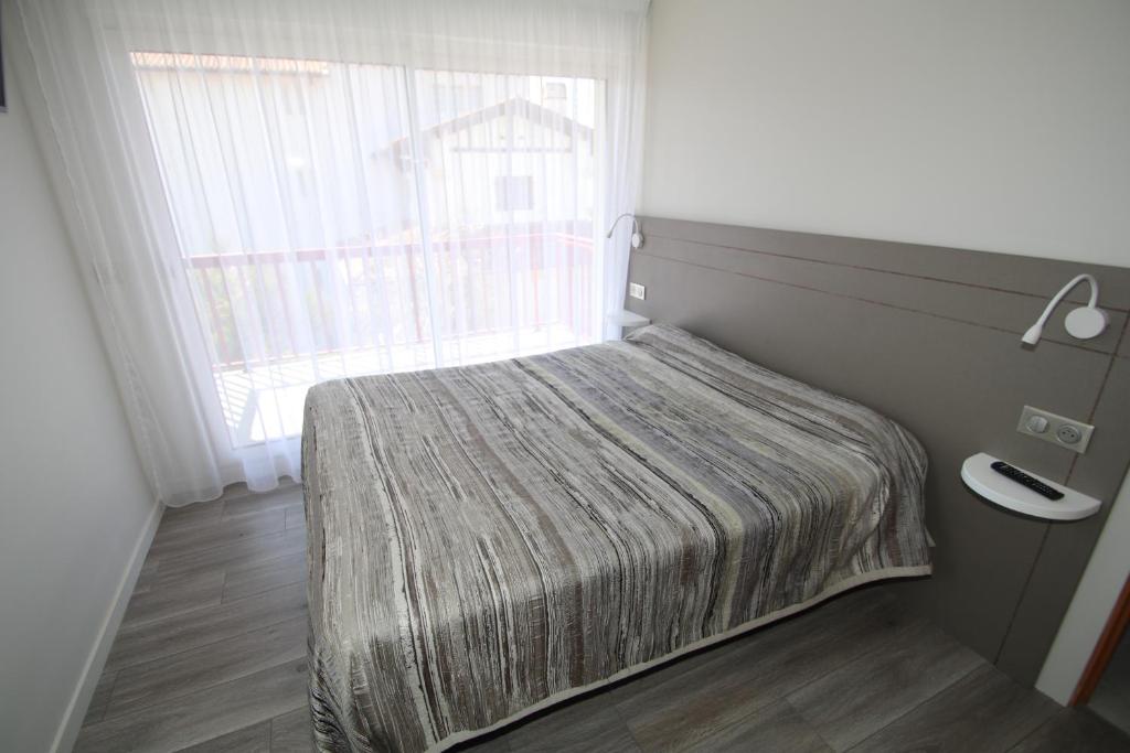 Postel nebo postele na pokoji v ubytování Hôtel Valencia