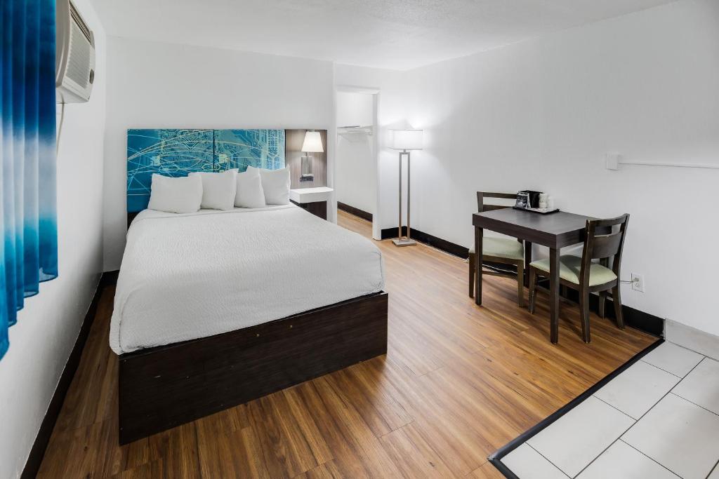Tropical Seas Hotel photo