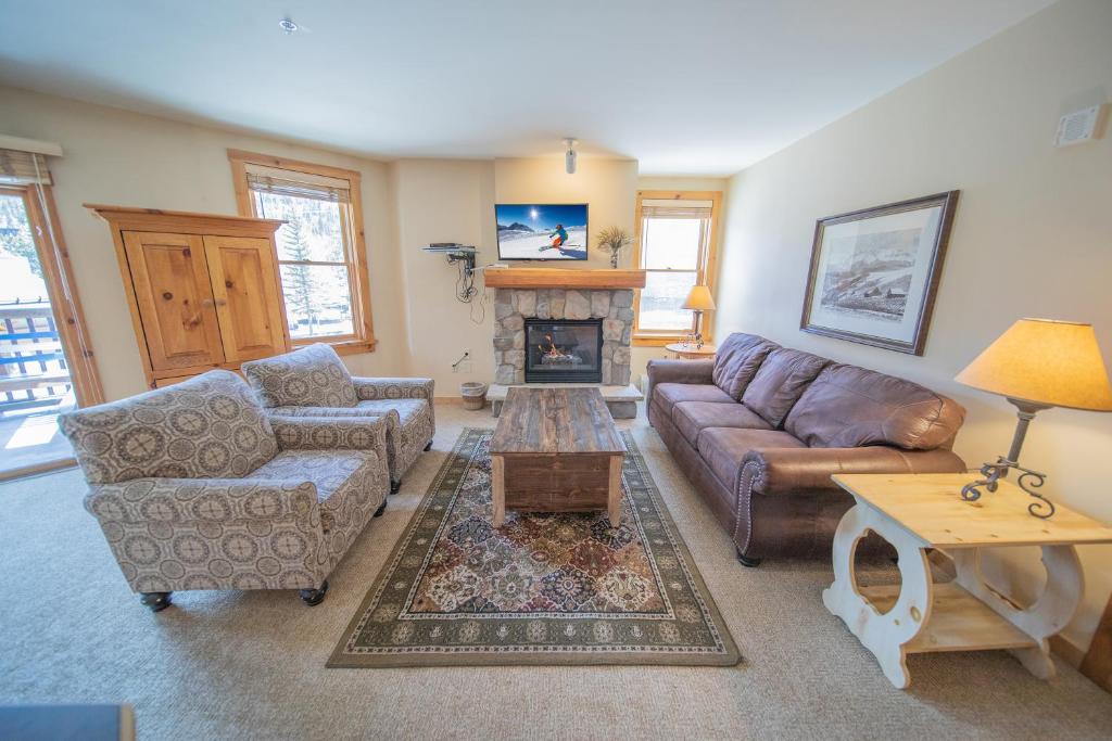 ein Wohnzimmer mit einem Sofa und einem Kamin in der Unterkunft Buffalo Lodge 8327 in Keystone