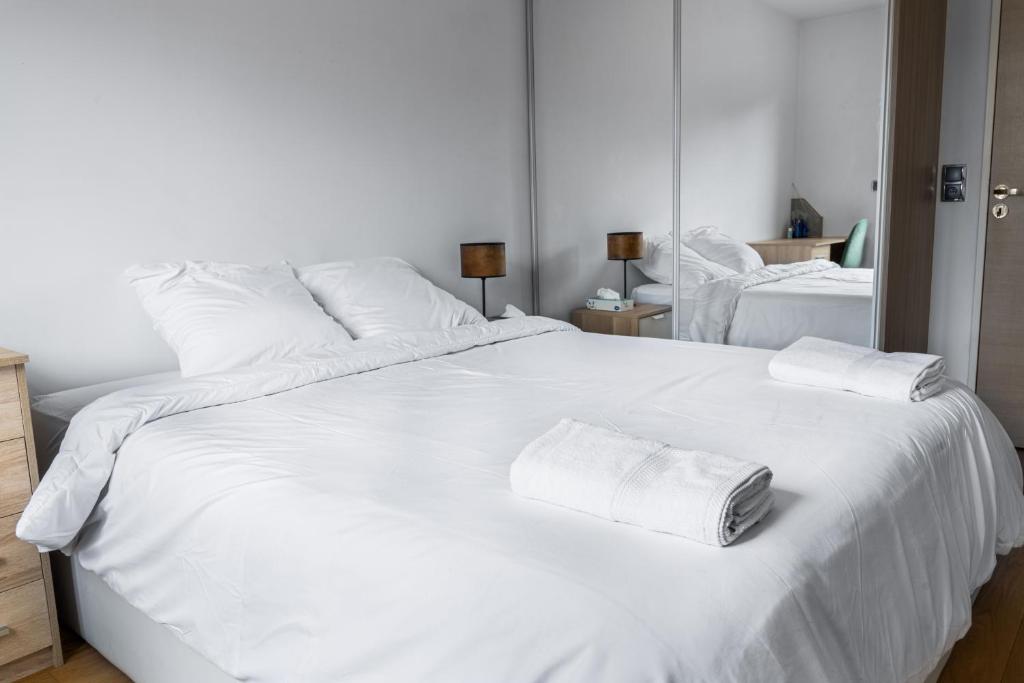 Posteľ alebo postele v izbe v ubytovaní Convenient 2BR Apt near subway